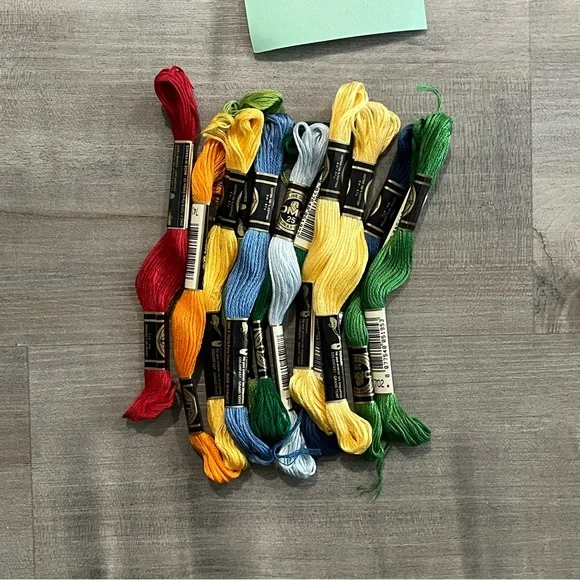 NWT Bucilla Special Edition Stamped Embroidery Flowers Pillowcase Pair & Floss - Picture 10 of 10